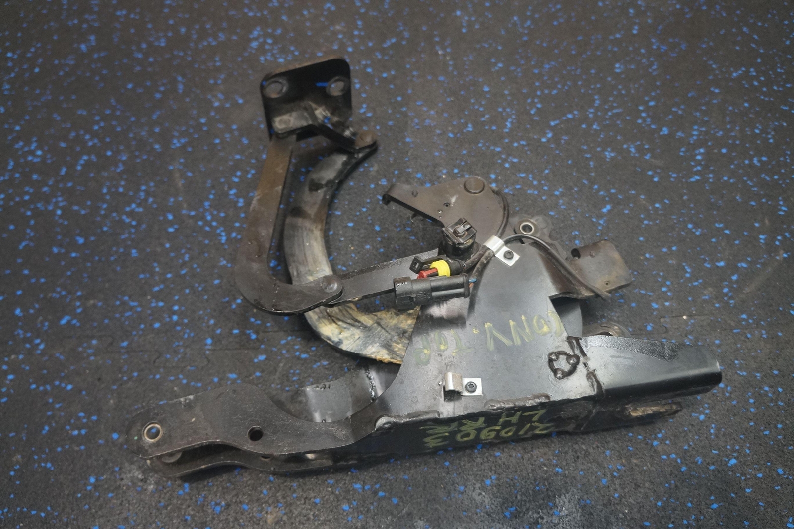 Rear Left Convertible Roof Top Mount Flap Hinge Bracket Ferrari 360 Spider 05