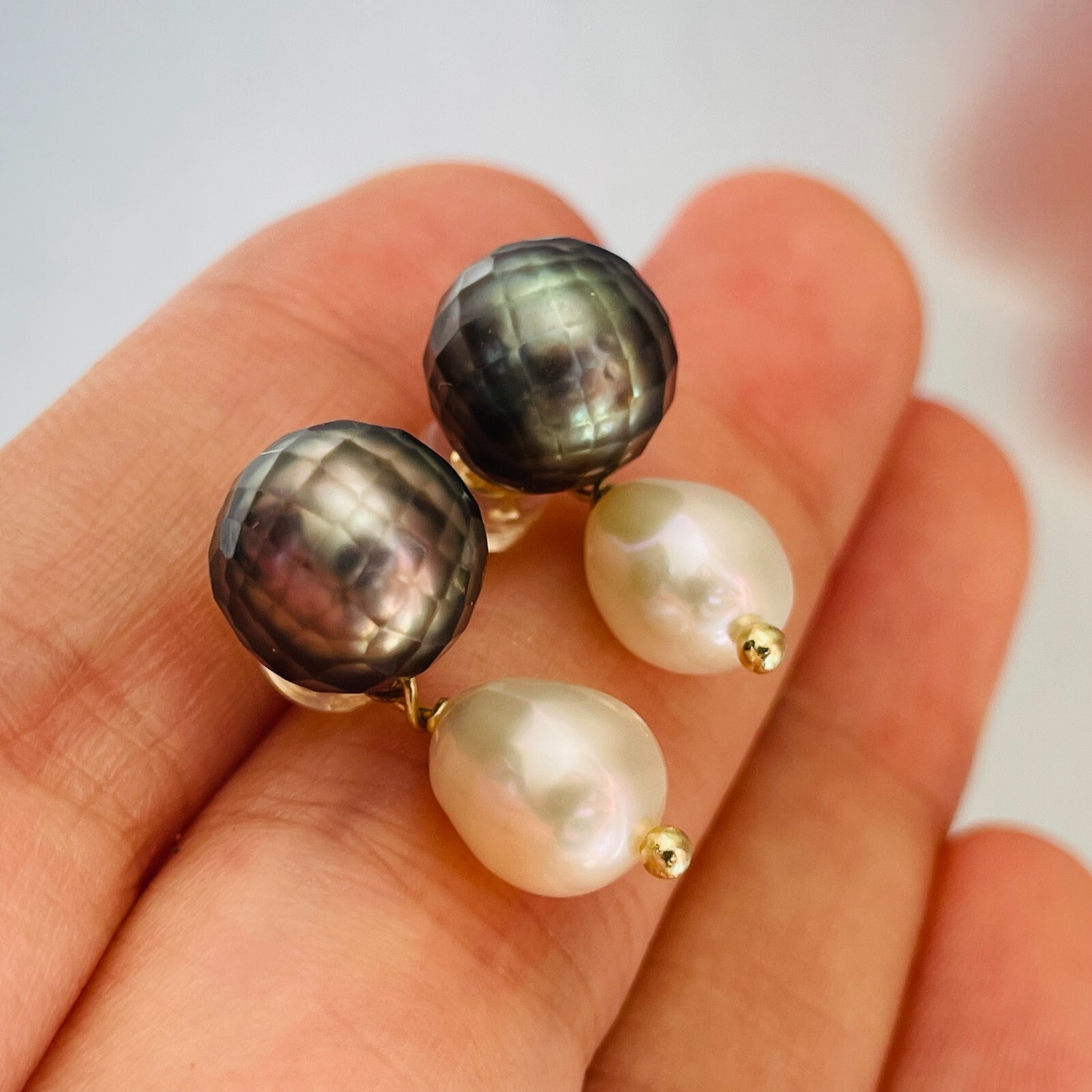 Boucles d'oreilles perles noires de Tahiti à facettes et nacre d'eau douce d'exception 1758-4