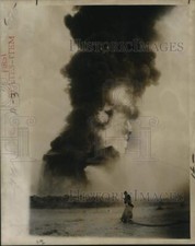 Foto de prensa 1978 bomberos se acercan para combatir el fuego del tanque de almacenamiento de nafta