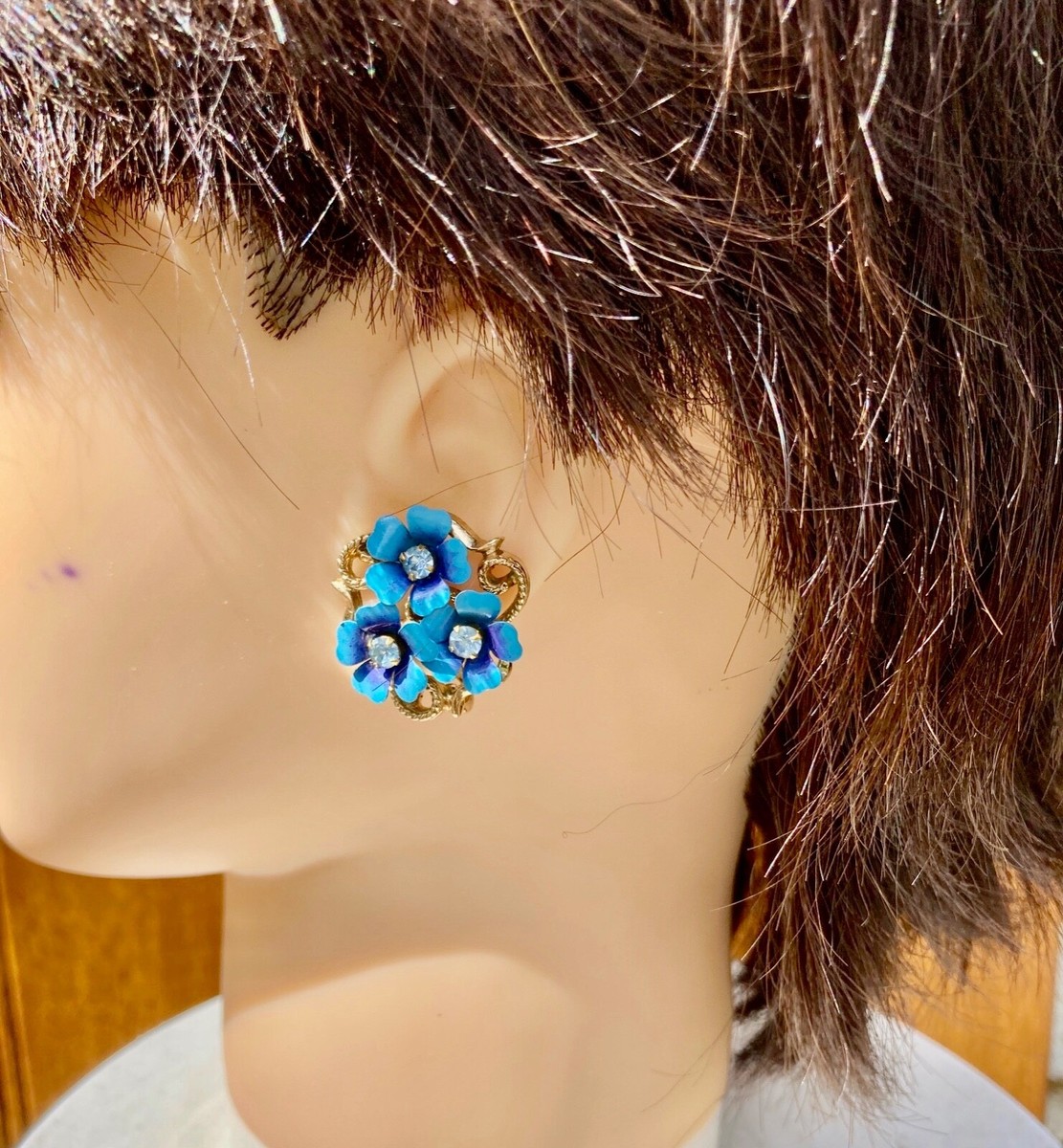 Boucles D'oreilles Vintage AVON – Fleurs Bleues Avec Strass – Métal Doré, Fermoir Clips – Occasion