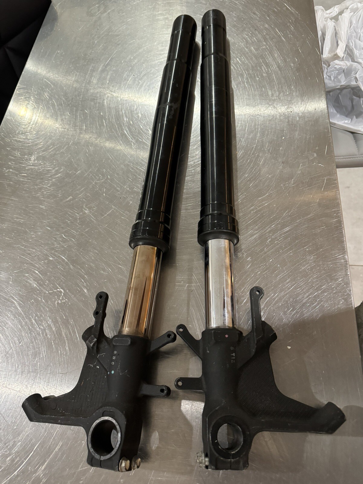 FRONT FORK LEG LEFT AND RIGHT Suzuki GSXR 600 750 20082010 (GSXR750 K8/K9/L0) eBay