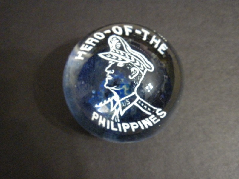 WW2 General Douglas MacArthur "Hero of the Philippines" paperweight, Glass