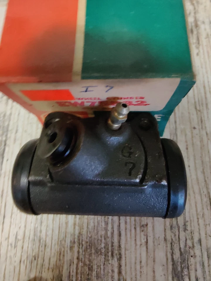 Cilindro de rueda delantera derecha EIS EW75882 para Ford Pinto 1971-72 reemplaza D1FZ-2061-A Foto 2 de 2