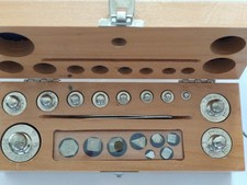 Serie completa di pesi (11+8) con pinzetta - con scatola in legno Paravia 