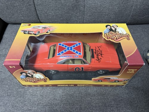 1:18 Scale Diecast Dukes of Hazzard General Lee signed by Daisy Duke - Picture 2 of 4