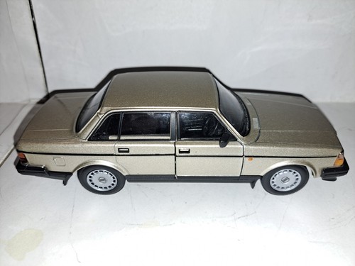 VOLVO 240 GOLD, CUSTOM MADE RIGHT HAND DRIVE, 1:24 DIECAST MODEL - Picture 4 of 13