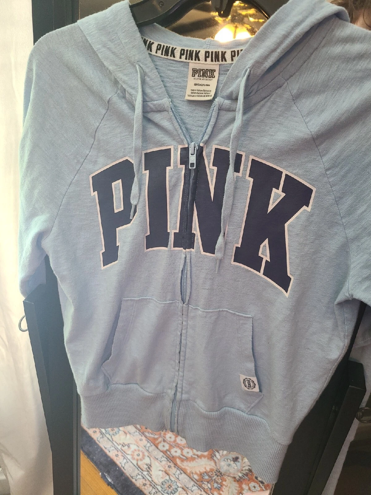 UNDERCOVER Felpa con cappuccio rosa giacca blu con cerniera