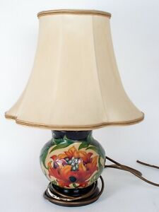 Superbe Moorcroft&#039; Feu Fleur &#039;Arrondi Table Lampe Avec Abat-Jour - Eu Fabriqué