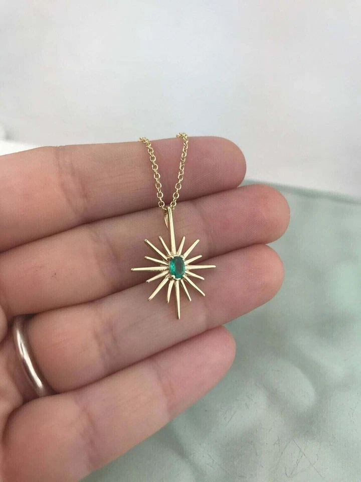 Colgante Starburst esmeralda verde simulado corte ovalado de 1,00 quilates chapado en oro amarillo de 14 quilates Foto 2 de 4