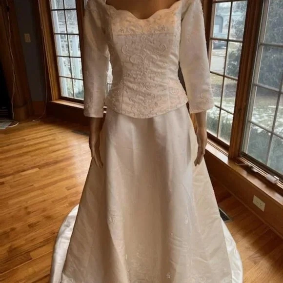 * Vestido de novia Pronovias con cuentas marfil satinado manga larga 3/4 talla 12 Foto 2 de 4