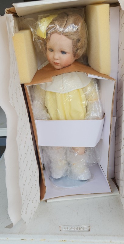 Danbury Mint 18" 1998 Morton Salt Umbrella Girl Porcelain Doll w/Umbrella NIB