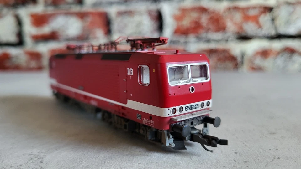 Tillig TT 502369 BR 243 DR Ep. IV, leicht  gealtert, Galeriemodell - Bild 3 von 4