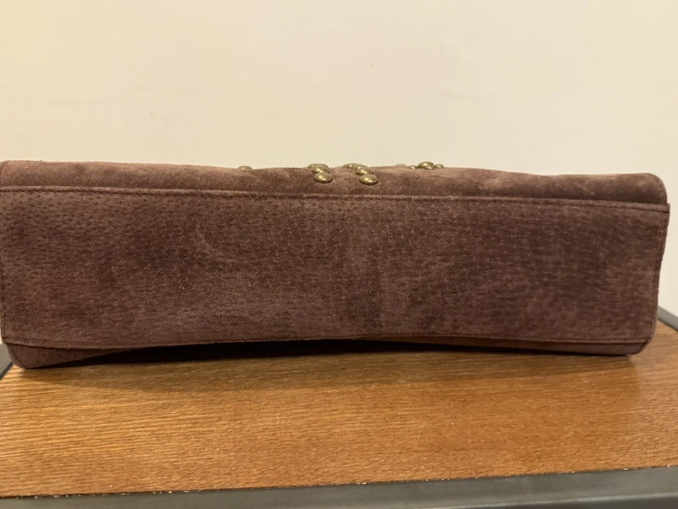 SCULLY 巧克力麂皮绒铆钉皮革单肩包带编织肩带,轻度使用 — 第 4/4 张图片