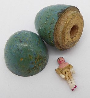 LOVELY ANTIQUE VICTORIAN MINIATURE WOODEN PEG DOLL IN EGG CASE