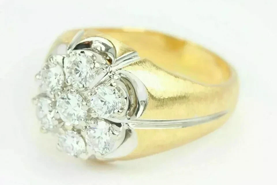 Banda de anillo con racimo de diamantes creados en laboratorio de corte redondo de 3 quilates con acabado de oro amarillo de 14 quilates para hombre Foto 2 de 4