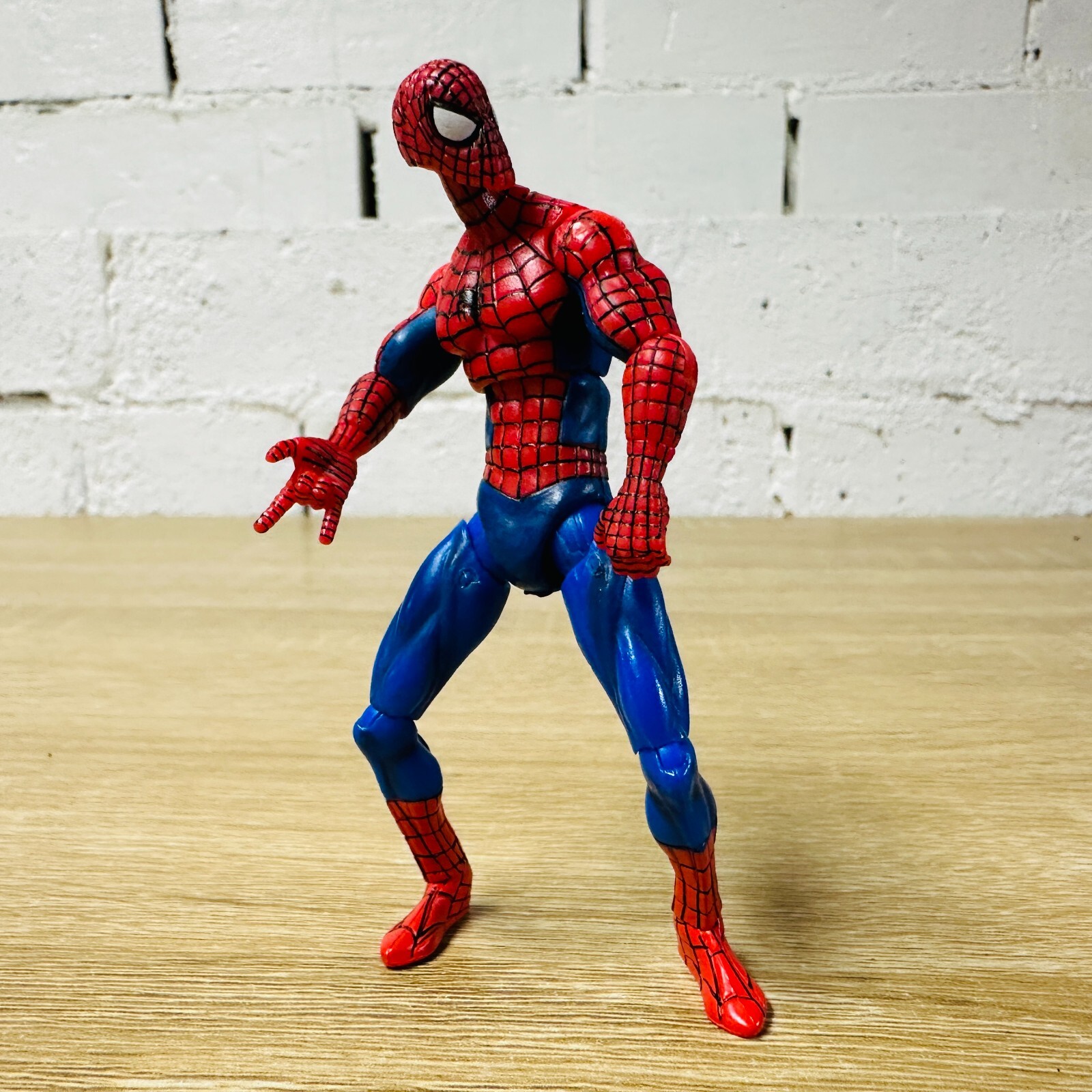 Classic Suit Costume Spider-Man Poseable Marvel Universe 3.7