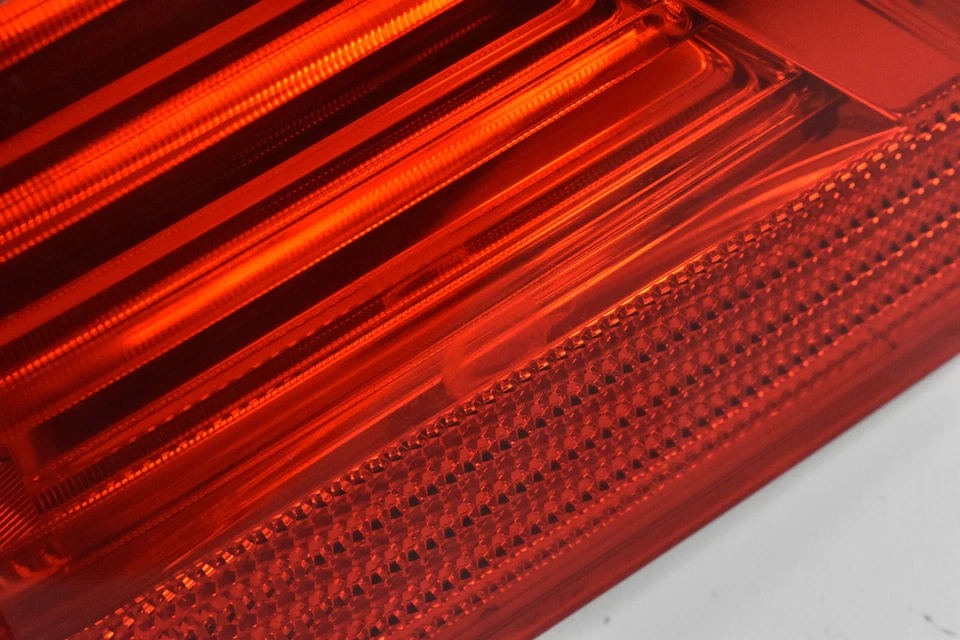 Оригинальный правый задний фонарь в сборе для универсала со стороны пассажира 2009 2010 BMW 535xi - Изображение 3 из 4