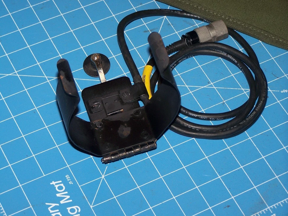 J37 Telegraph Key KY116/U Harris J45 Knee Mount HAM U229 Plug + PRC 77 Case - Image 4 of 4