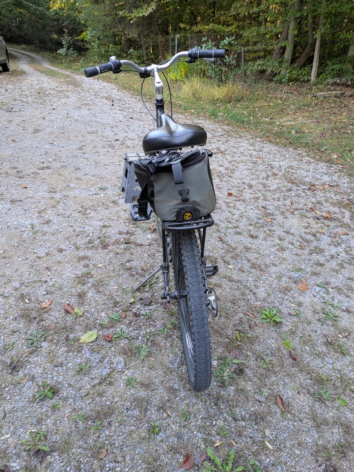 Hybrid bicycle  for short person.  Black 2003 Trek Navigator 200.  W/rack & bag. - Image 4 of 4