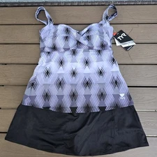 TYR Women's Black/white Stirling V-neck Solid Black Skort Sz M NEW 