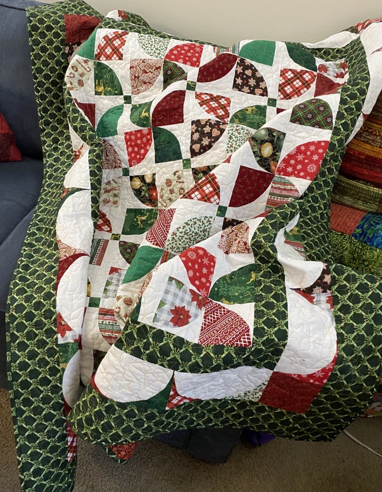 Edredón hecho a mano de Navidad rojo verde blanco oro acebo lazos estrellas galletas Foto 2 de 4