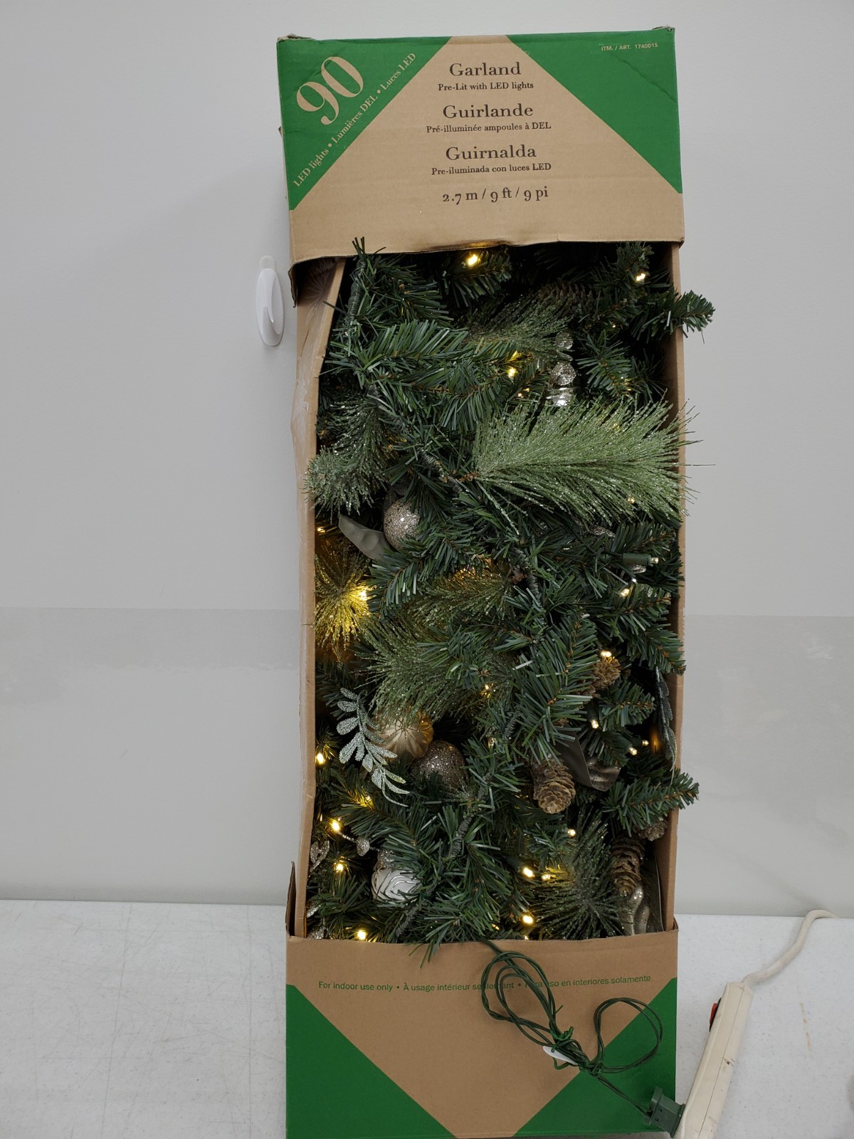 CG Hunter 2.7m (9 ft.) Decorated Garland Pre-Lit with 90 LED Lights