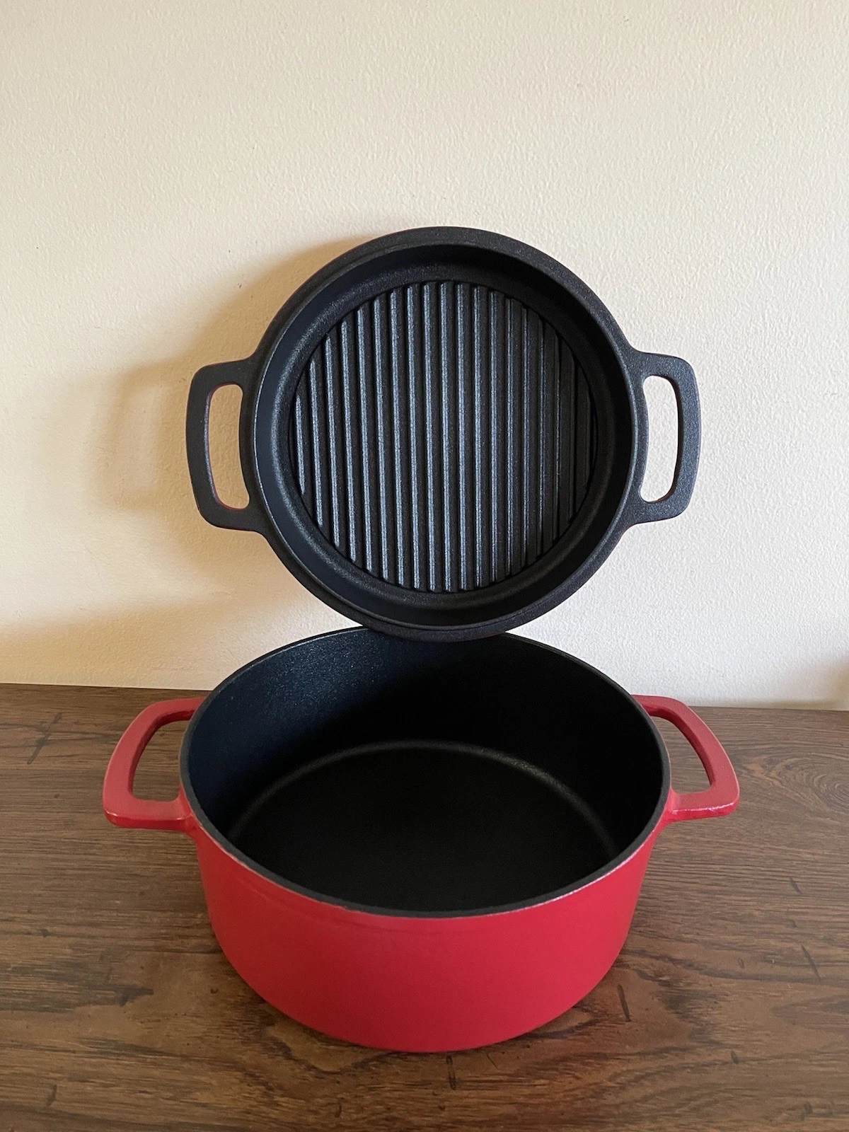 NEW ~ UNUSED ~ Kitchen HQ 4 Quart Cast Iron Dutch Oven with Grill Pan Lid ~ RED