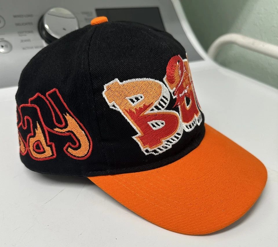 Sombrero de Graffiti Buccaneers de Tampa Bay Inspirado de Colección Bucco Bruce SnapBack Personalizado Foto 2 de 4