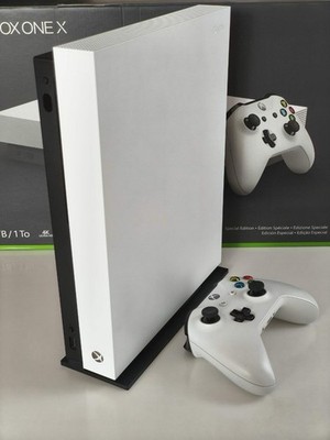 Microsoft Xbox One x 1TB Robot White Special Edition Inkl. Controller Sehr Gut