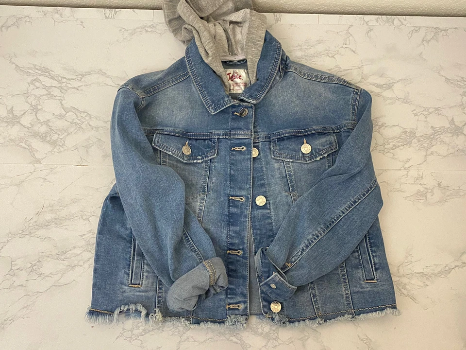 CHAQUETA VAQUERA CON CAPUCHA PARA NIÑAS DE LA JUSTICIA Talla 10 Chaqueta vaquera abotonada envejecida G1 Foto 2 de 4