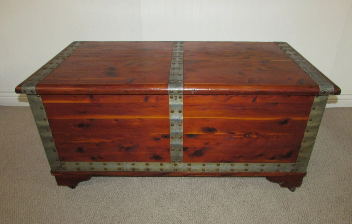 VINTAGE SOLID TENNESSEE RED CEDAR TRUNK BLANKET HOPE CHEST by KLEIN BROTHERS