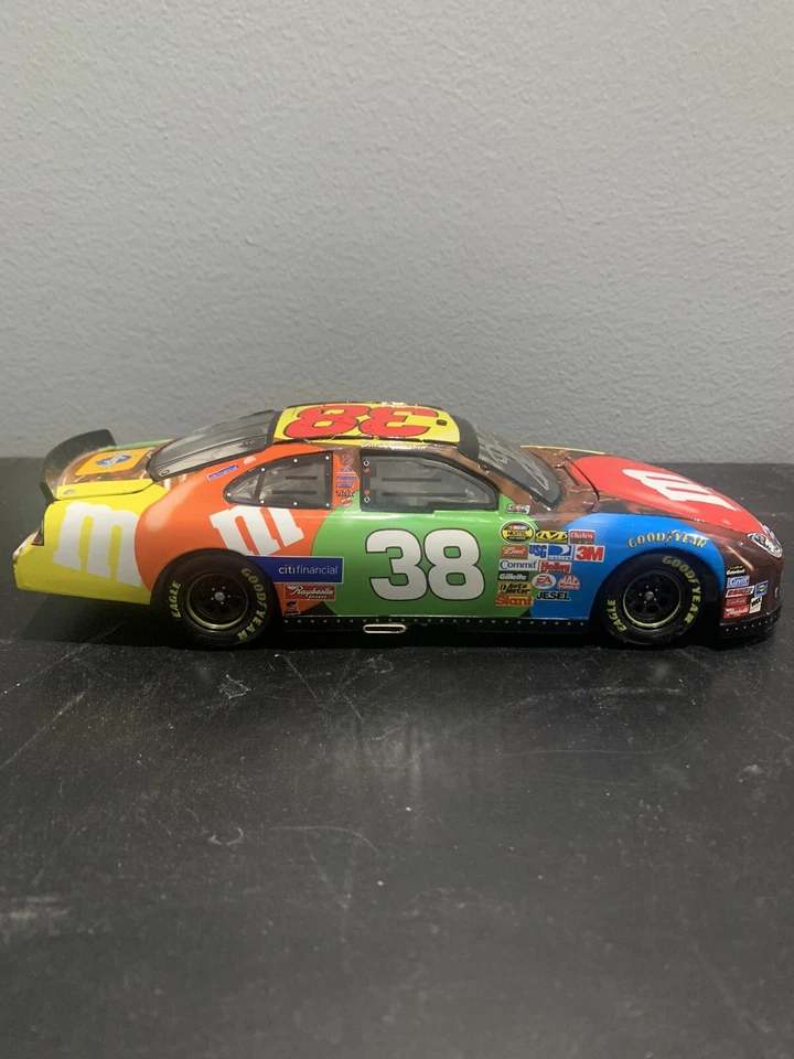 Ford Fusion 2007 autografiado coleccionable #38 M&M 1/24 caja original ¡MIRA! Foto 3 de 4