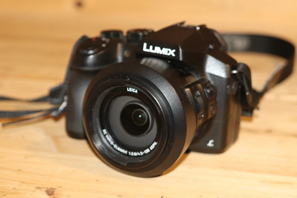 Panasonic LUMIX DMC-FZ300 12,1 Mpix Appareil Photo Bridge - Noir, photo 3 sur 5