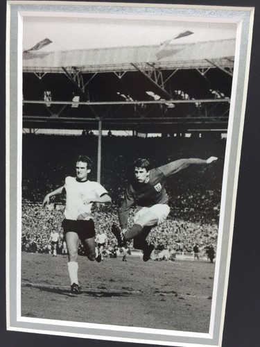 RARE Sir Geoff Hurst England Signed Photo Display + COA 1966 WORLD CUP FINAL - Picture 2 of 3