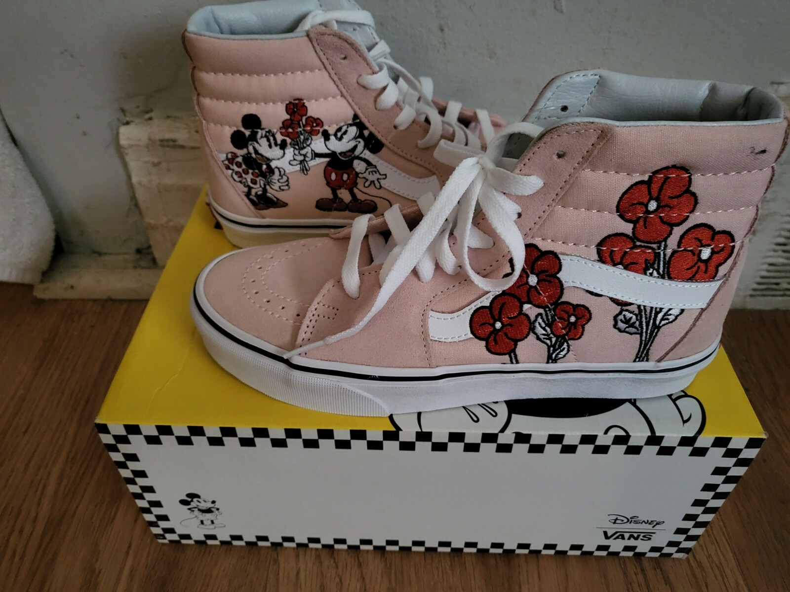 - Disney X Vans - Mickey and Minnie SK8 Hi -SIZE 6 MENS 7.5 W Sold Out ALL OVER