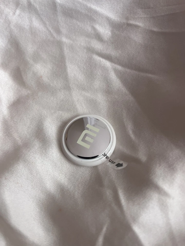 kleiner weiß, silberner gps tracker mit passender App - Bild 2 von 3