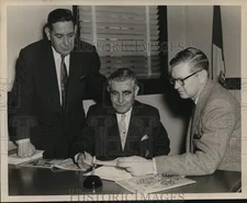 1958 Press Photo Mexican Consul Joel Quinones with other gentlemen - saa29576