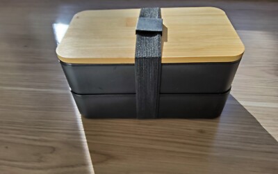 Lunchbox  2 Fächer inkl. Speisentrenner  Fester Platz für das Besteck