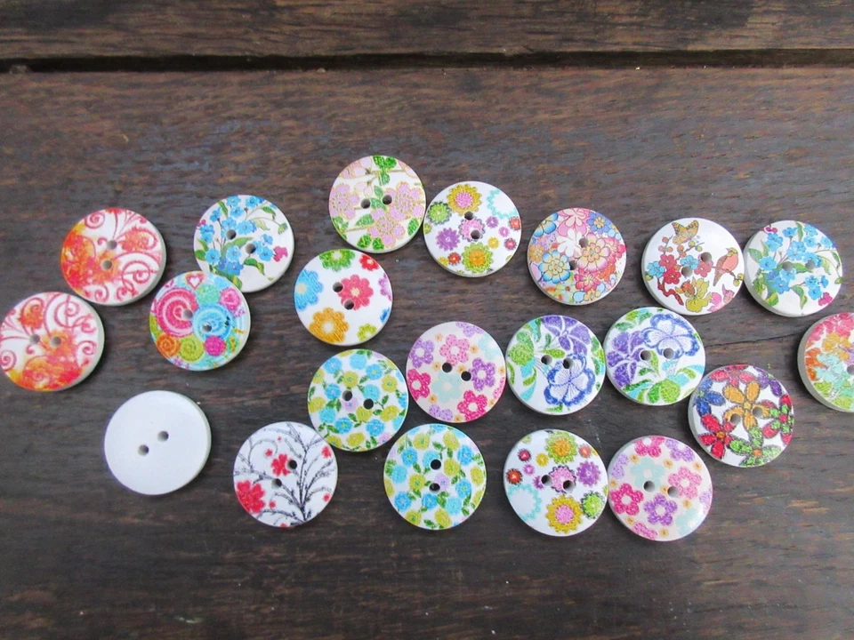 Vintage Flower Buttons 21 Colourful 2 cms across Colourful 1930,s Childhood - Image 2 of 4
