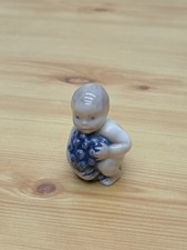 Seltene antike Porzellanfigur 20er Jahre Royal Copenhagen 2323 "Kind mit Trauben"
