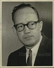 1962 Press Photo Gordon Tucker, engineer for Tom Niland Equipment Company.