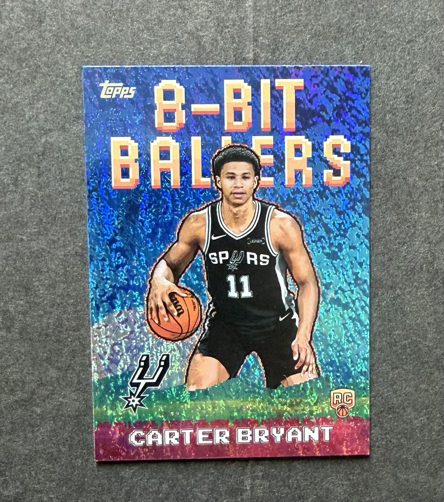 2025-26 Topps #8B-40 Carter Bryant 8-Bit Ballers Holo Foil San Antonio Spurs RC