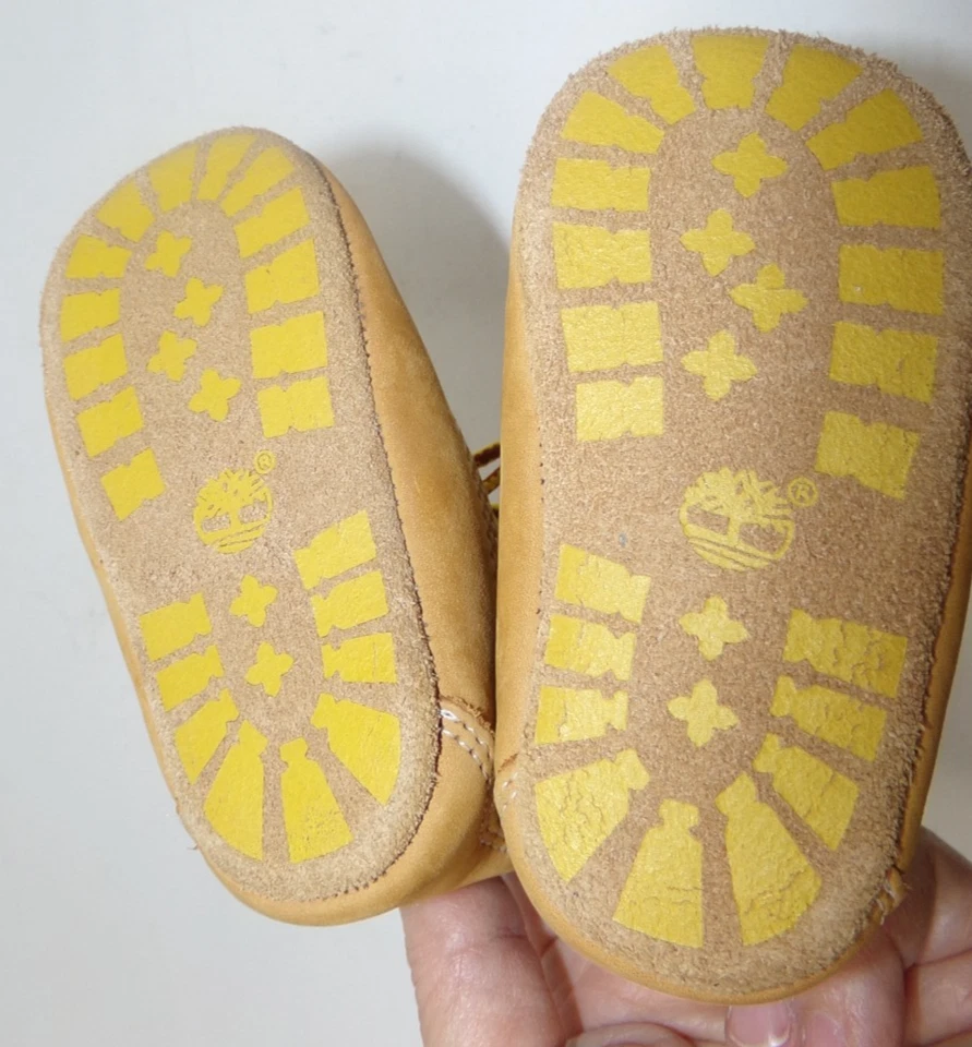 Botas Timberland-Botines al tobillo para cuna infantil-Cuero nobuck de trigo-Estados Unidos Talla 2 Usado en Excelente Condición Foto 4 de 4