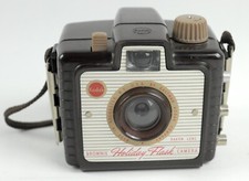 VINTAGE BROWNIE HOLIDAY FLASH CAMERA BROWN MINI CAMERA W/ STRAP