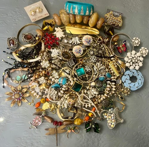 Big Vintage Costume Jewelry Lot Unsigned & Signed Kramer Coro Trifari Lisner +++