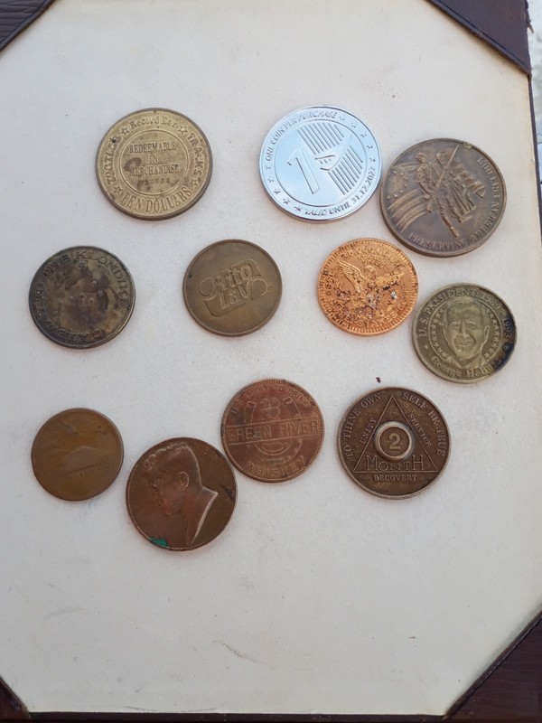 LOT OF VARIOUS TOKENS.JFK,FRITO LAY, GWBUSH, ALASKA ETC SEE PICS . COLLECTORS