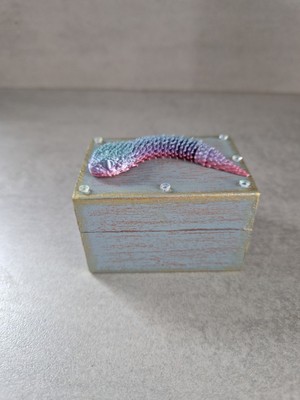 Handbemalte und verzierte Schmuckschatulle mit einer 3D-gedruckten Schlange auf dem Deckel