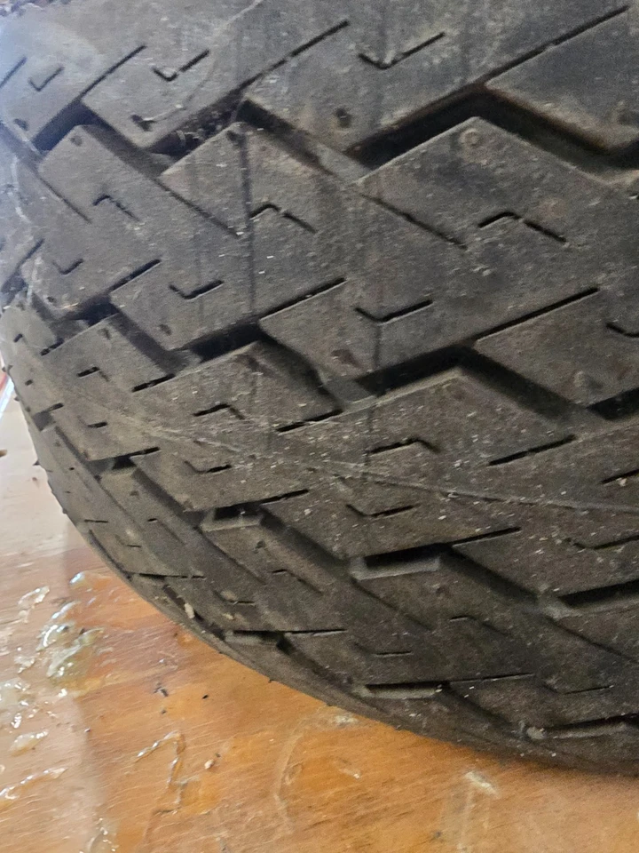 Rueda y neumático de repuesto de madera #38298 20,5" x 8,00" x 10" Foto 2 de 3