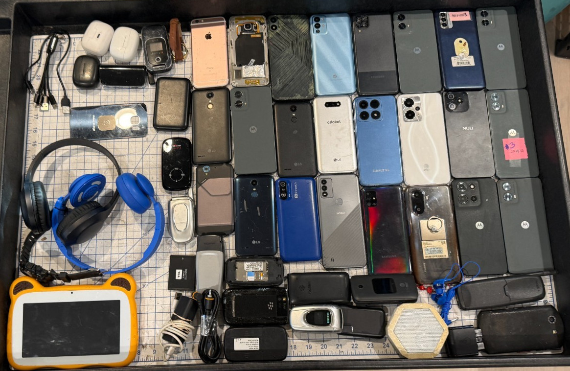 Lot of 40 Motorla, iPhone, Cricket & more see pics for salvage parts or repair