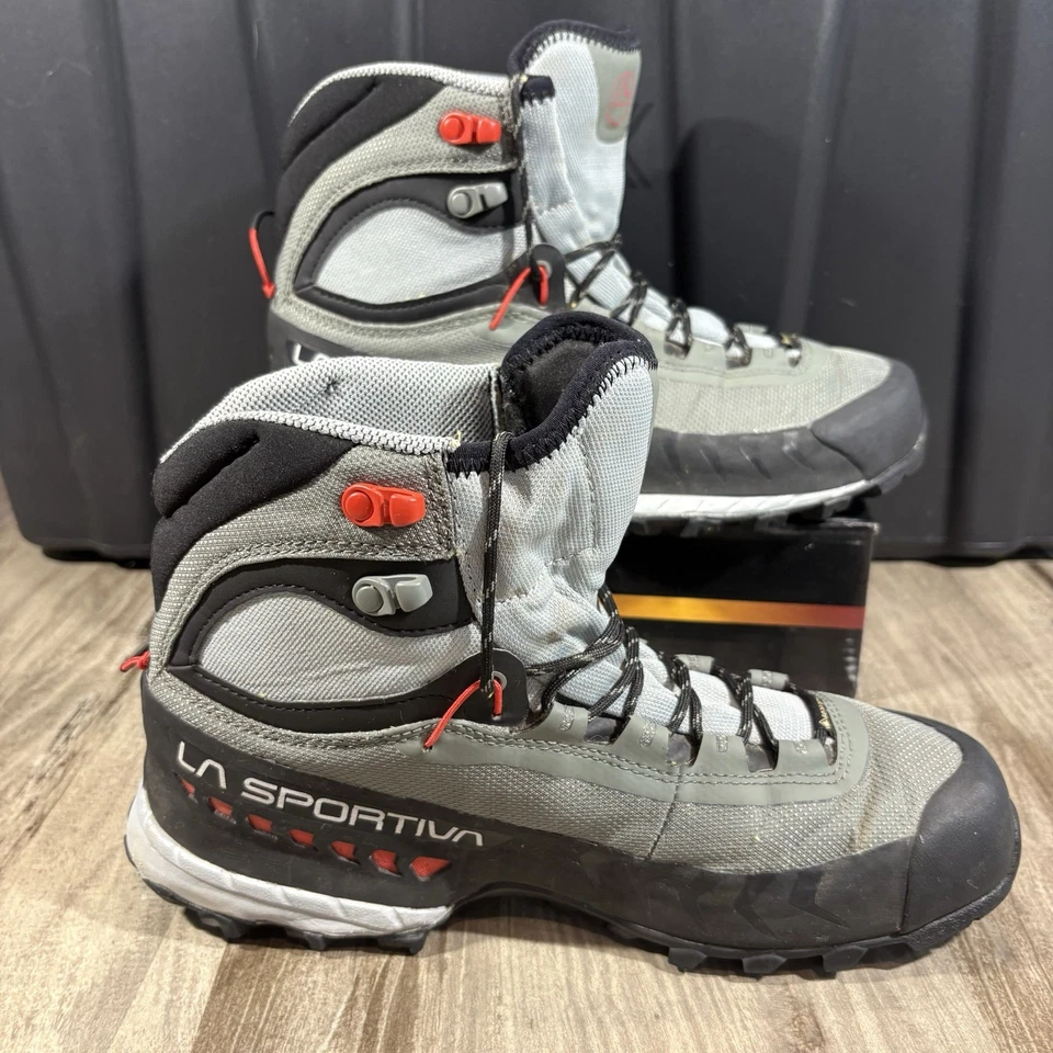 Bota Mochila La Sportiva TXS GTX Cinza/Preto M/Vermelho - Feminina Tamanho 8 - Imagem 2 de 4